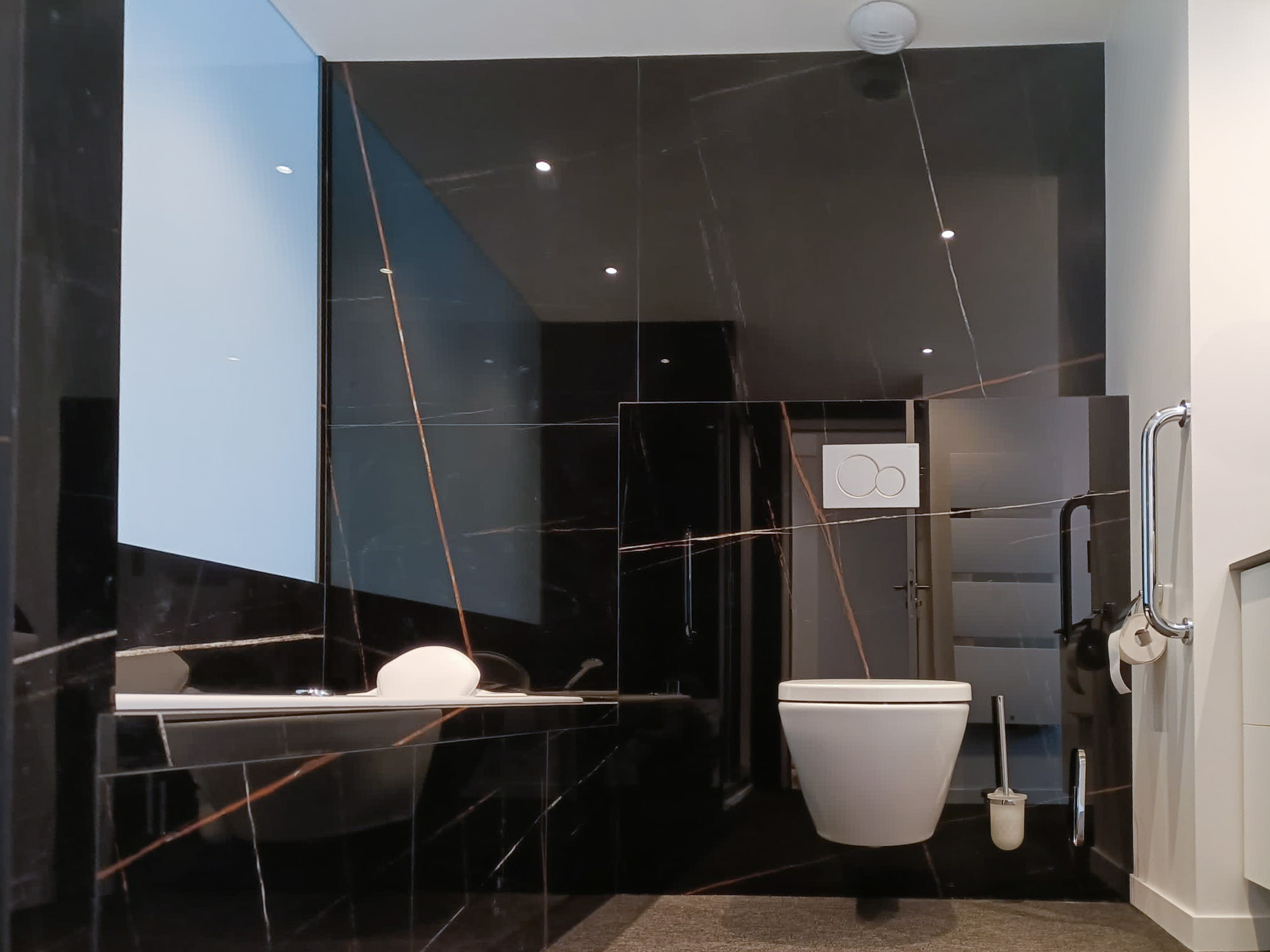 Image Réalisation d’une salle de bain en céramique Black Saint Laurent (poli)